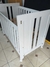 berço branco  de madeira mdf branca com regulagem de  colchão e  regulagem na lateral  para retirar a  criança - Caldeira Casa De Móveis 
