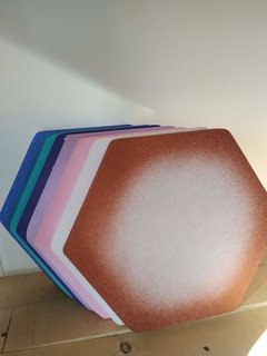 Bandeja exagonal pintada de 28cm en alta densidad