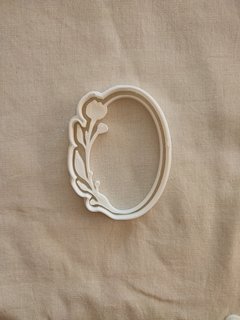 Cortante marco ovalado con flor de 10x8cm