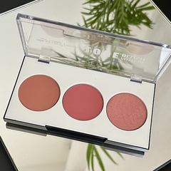 Paleta de blush Max Love com três tons: um marrom suave, um rosa e um tom pêssego brilhante.