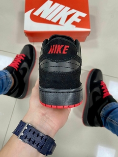 Nike Sb Dunk Low Preto/Vermelha na internet