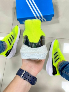 Adidas Ultra Boost verde neon na internet