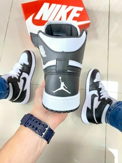 Nike Air Jordan 1 Branco/Preto na internet