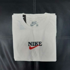 Camiseta Nike Logo Vermelha na internet
