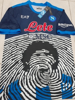 Camiseta SS Napoli Azul 2021 2022 Homenaje Maradona Huellas en internet