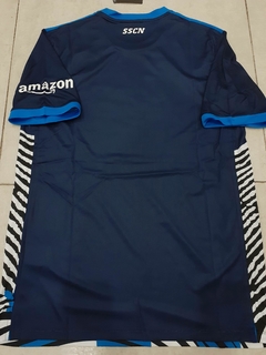 Camiseta SS Napoli Azul 2021 2022 Homenaje Maradona Huellas - Roda Indumentaria