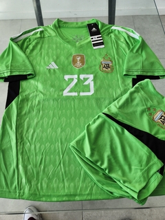 Kit Niño Camiseta + Short Argentina 3 Estrellas Arquero Dibu Martinez #23 Verde 2022 2023 Parche Campeon