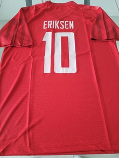 Camiseta Hummel Dinamarca Titular Eriksen 10 2022 2023 Qatar - Roda Indumentaria