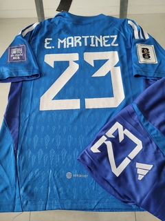 Kit Niño Camiseta + Short Argentina 3 Estrellas Arquero Dibu Martinez #23 Azul 2022 2023 Parche Campeon - Roda Indumentaria