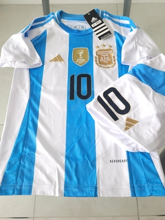 Kit Niño Camiseta + Short Argentina 3 Estrellas Titular Messi 10 2024 2025 Parche Campeon Copa America 2024