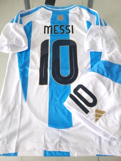 Kit Niño Camiseta + Short Argentina 3 Estrellas Titular Messi 10 2024 2025 Parche Campeon Copa America 2024 - Roda Indumentaria