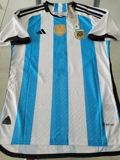 Camiseta adidas Argentina HeatRdy Titular Parche Campeon 2022 2023 3 Estrellas Campeones del Mundo Estrellas Atras - comprar online