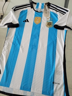 Camiseta adidas Argentina HeatRdy Titular Parche Campeon 2022 2023 3 Estrellas Campeones del Mundo Estrellas Atras en internet