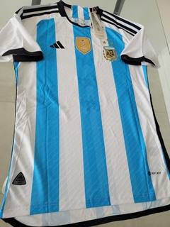 Camiseta adidas Argentina HeatRdy Titular Parche Campeon 2022 2023 3 Estrellas Campeones del Mundo Estrellas Atras - Roda Indumentaria