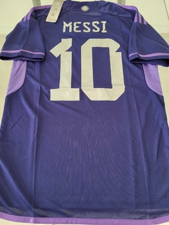 Camiseta adidas Argentina Suplente Violeta Messi 10 2022 2023 3 Estrellas Parche Campeon Qatar - Roda Indumentaria