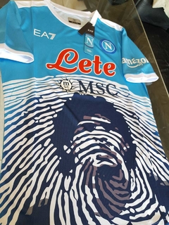 Camiseta SS Napoli Celeste 2021 2022 Homenaje Maradona Huellas en internet