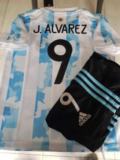 Kit Niño Camiseta + Short adidas Argentina Titular Julian Alvarez #9 2021 2022