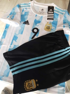 Kit Niño Camiseta + Short adidas Argentina Titular Julian Alvarez #9 2021 2022 - Roda Indumentaria