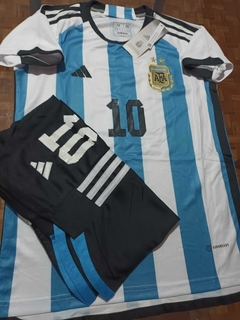 Kit Niño Camiseta + Short Argentina Titular Messi #10 2022 2023 en internet