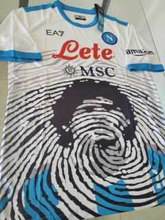 Camiseta SS Napoli Blanca 2021 2022 Homenaje Maradona Huellas en internet