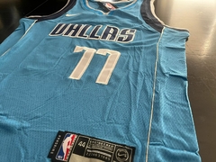 Musculosa Nike Dallas Mavericks Celeste Luka Doncic 77 - comprar online