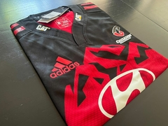 Camiseta Adidas Rugby Crusaders Negra y Roja 2023 2024 - Roda Indumentaria