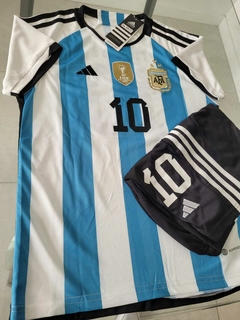 Kit Niño Camiseta + Short Argentina 3 Estrellas Titular Messi #10 2023 Parche Campeon en internet