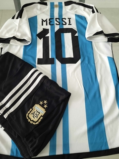 Kit Niño Camiseta + Short Argentina 3 Estrellas Titular Messi #10 2023 Parche Campeon - Roda Indumentaria