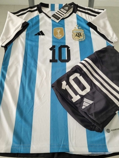 Kit Niño Camiseta + Short Argentina 3 Estrellas Titular Messi #10 2023 Parche Campeon