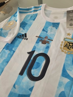 Camiseta adidas Argentina Titular 2021 2022 HeatRdy Match #10 Messi Parches Copa America + Matchday Final vs Brasil - Roda Indumentaria