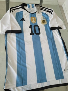 Camiseta adidas Argentina Titular Messi 10 Fotos 2022 2023 3 Estrellas Parche Campeon Qatar - Roda Indumentaria