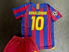 Kit Niño Camiseta + Short Nike Retro Barcelona Titular Ronaldinho 10 2006 - Roda Indumentaria