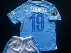 Kit Niño Camiseta + Short Manchester City Titular Julian Alvarez 2023 2024 Parches UCL