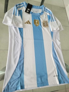 Camiseta adidas Argentina Mujer Titular 2024 2025 Parche Campeon 3 estrellas en internet