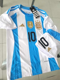 Kit Niño Camiseta + Short Argentina 3 Estrellas Titular Messi 10 2024 2025 Parche Campeon Copa America 2024 en internet