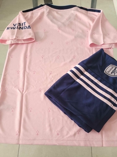 Kit Niño Camiseta + Short Arsenal Rosa Suplente 2023 2024 - Roda Indumentaria