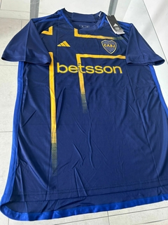 Camiseta Adidas Boca Azul Suplente Tercera Equi Fernandez 21 2023 2024 Homenaje Bandera Suecia - Roda Indumentaria