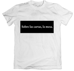 Remera frase sra bisman sobre las cartas la mesa blanca