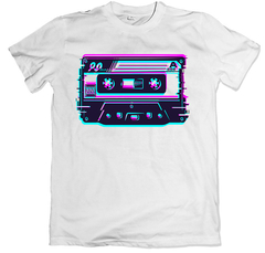 Remera retro cassette glitch blanca