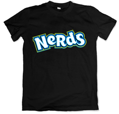 Remera retro pastillas nerds negra