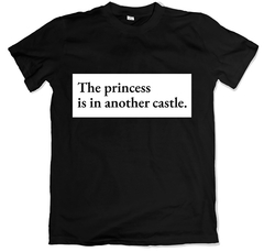 Remera frase nintendo super mario bros the princess is in another castle negra
