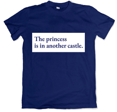 Remera frase nintendo super mario bros the princess is in another castle azul marino
