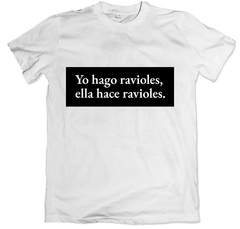 Remera frase esperando la carroza yo hago ravioles ella hace ravioles blanca