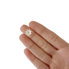 Aplique Mini Flor com Furinho Cor Pérola (Diversos) - 10 gramas - Flor Modelo 1 (8mm) - loja online