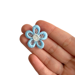 Aplique Flor de Linha Pétala Telinha Azul Claro (3cm) - 2 unidades - comprar online