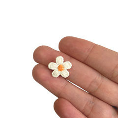 Aplique Mini Florzinhas Estilo Bordado Miolo (1.5cm) - 5 unidades - ApliqueMe | Apliques incríveis para seu artesanato!