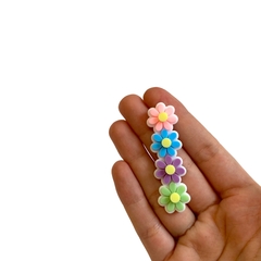 Aplique Para Bico de Pato Margaridas Coloridas Acrílico (6cm) - 2 unidades - comprar online