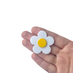 Aplique Flor Redondinha Branca Miolo Amarelo Acrílico G - 2 unidades - comprar online