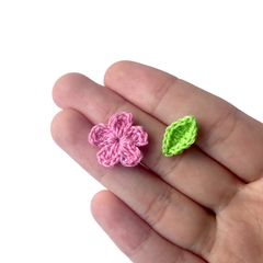 Aplique Mini Florzinhas e Folha Estilo Tricot (Misto) - 4 unidades - comprar online