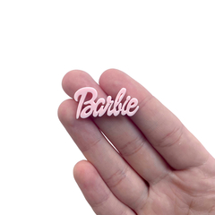 Aplique Palavra Barbie Rosa Claro Acrílico (3cm) - 2 unidades - comprar online